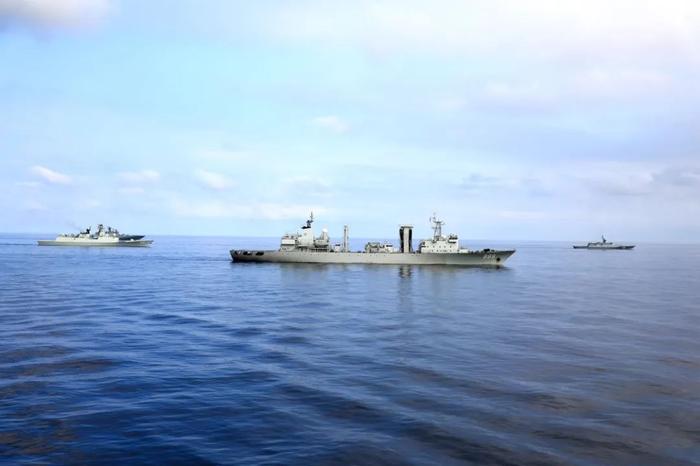 7月20日,在日本海某海域进行的“北部·联合-2023”演习中,中俄双方舰艇编队航行。张海龙 摄