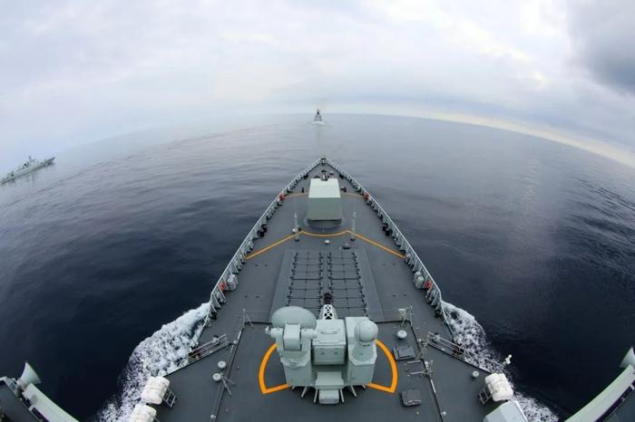 7月20日,在日本海某海域进行的“北部·联合-2023”演习中,中方海上作战群指挥舰齐齐哈尔舰破浪前行。张海龙 摄