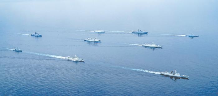 7月20日,中俄参演舰艇编队开展护航演练。解放军报记者 刘丹摄
